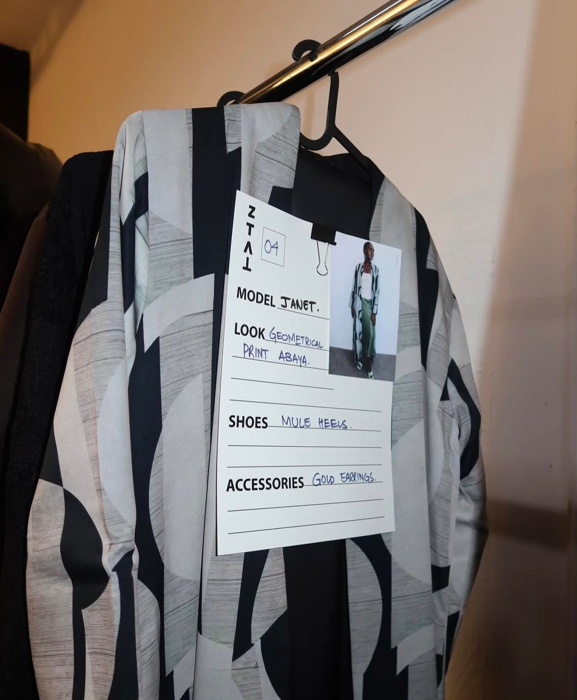 Geometrical print abaya